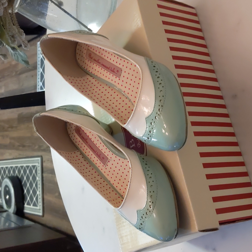 Bait mint/cream color patent leather shoes